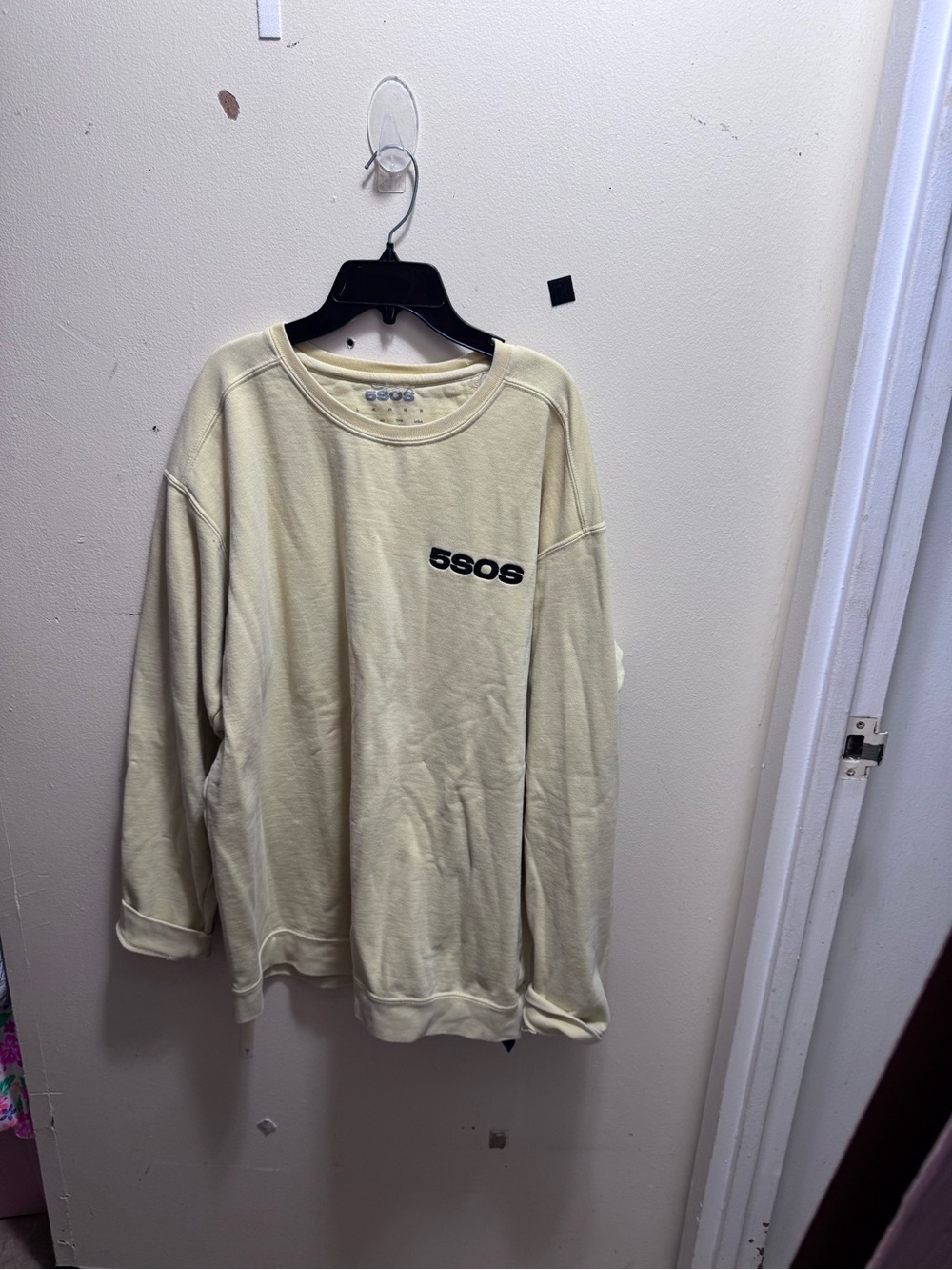 5SOS Logo Crewneck Sweatshirt in Pale Yellow SIZE large